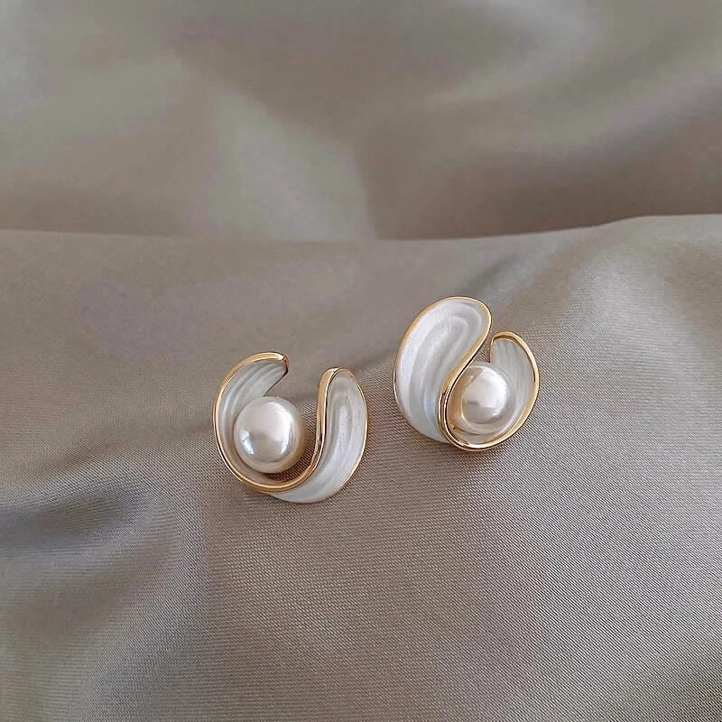 Luxurious gold earrings with white opal and pearl