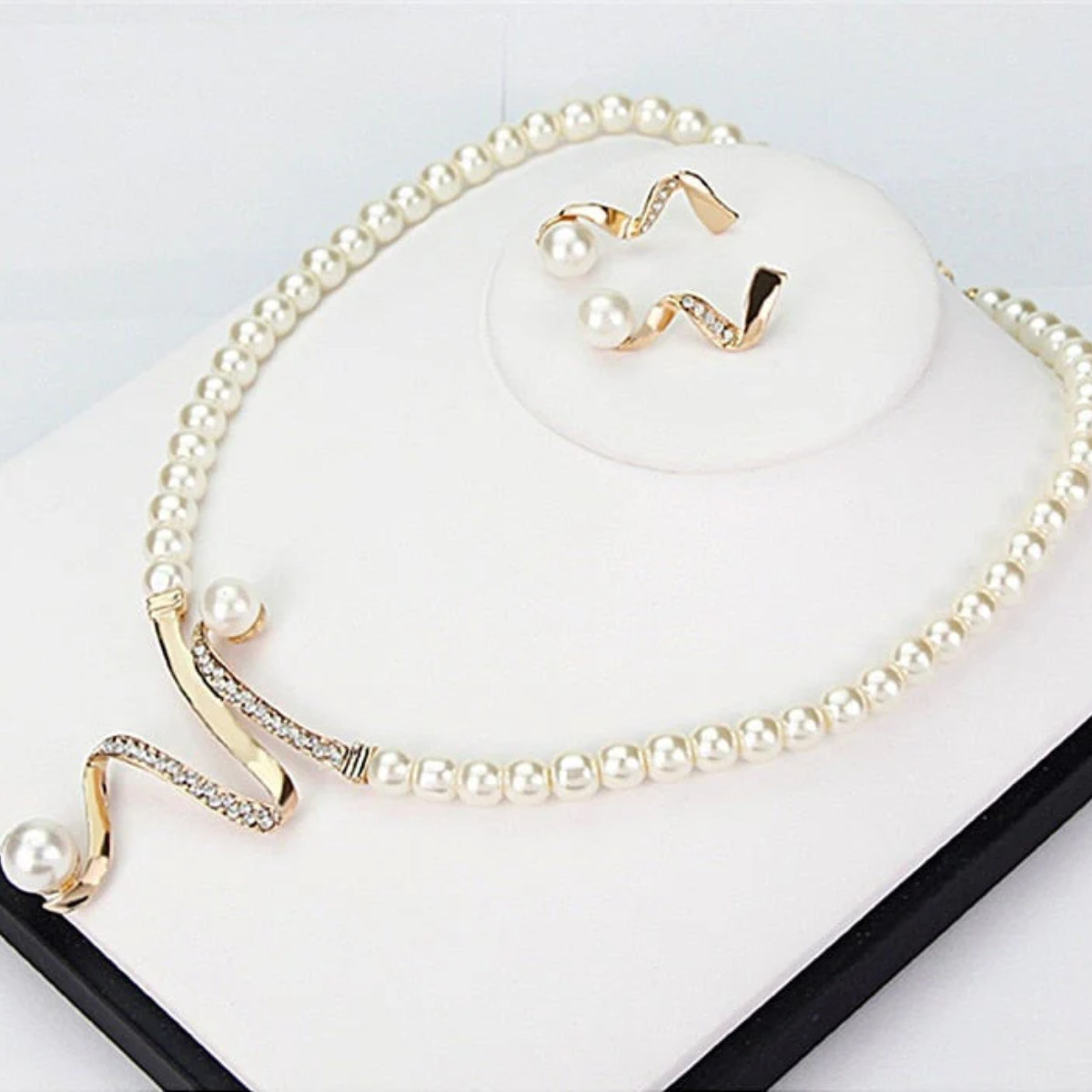 Zephari™ | A Classic Set for Timeless Style