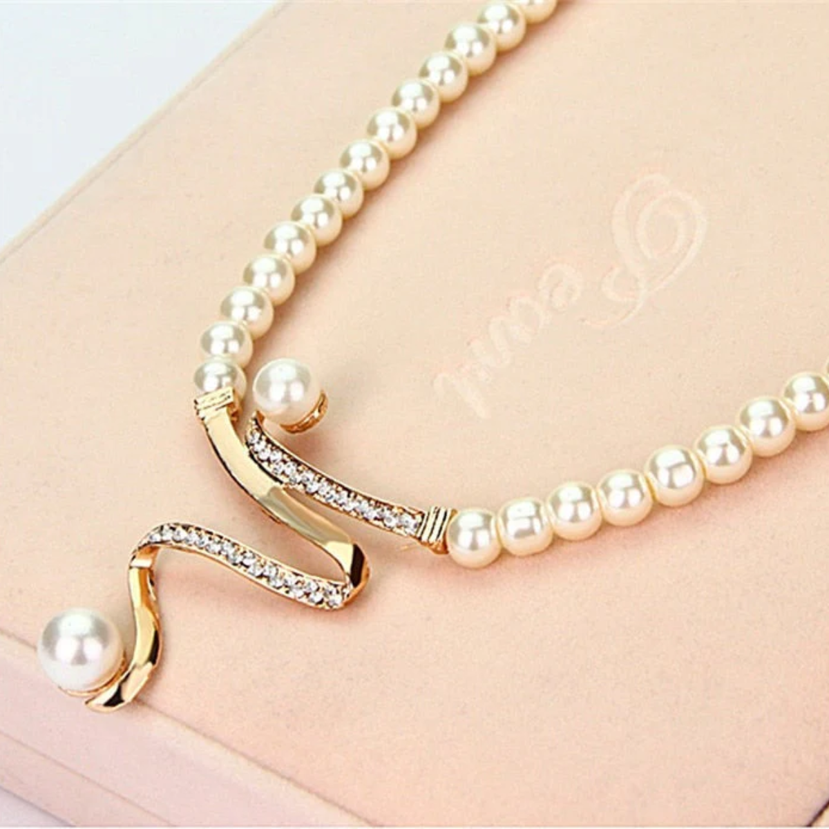 Zephari™ | A Classic Set for Timeless Style